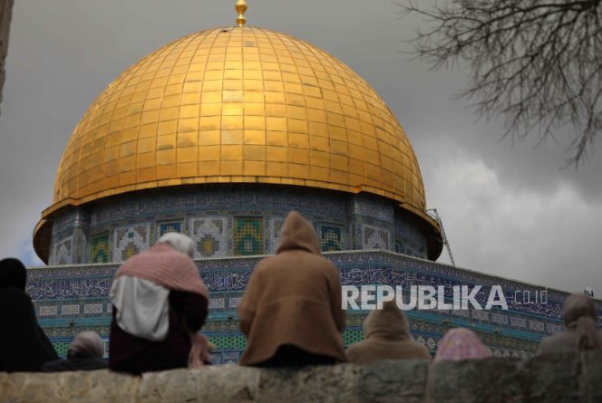 
					Polisi Israel Tahan Imam Masjidil Aqsa di Halaman Masjid