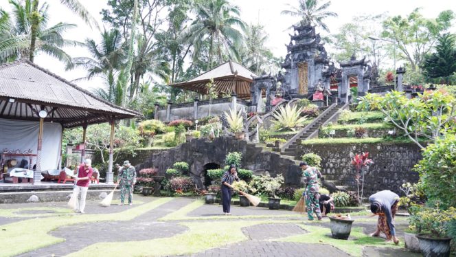 
					Wujud Toleransi, Satgas TMMD Ke 127 Kodim 0808/Blitar Bersihkan Pura Agung Arga Sonya