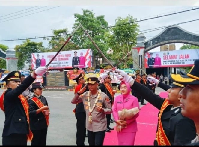 
					Upacara Tradisi Pedang Pora Sambut Kedatangan AKBP Ihram Kustarto di Polres Tulungagung