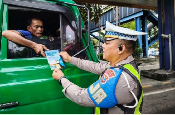 
					Polda Jatim Siap Tertibkan Truk dan Bus yang Nekat Pakai Lajur Kanan