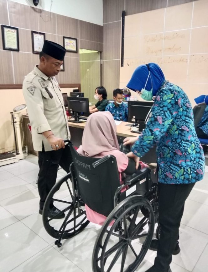 
					Aksi Nyata Anggota Satpas Polres Tulungagung Dalam Melakukan Pertolongan Pertama Pada Masyarakat