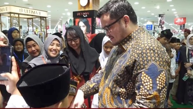 
					Bupati Kediri Mas Dahito dan Mbak Cicha Mengajak Ratusan Anak Yatim Berbelanja Baju Lebaran