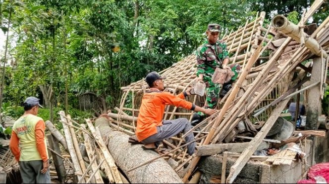 
					Gotong Royong TNI Dan Warga, Babinsa Kanigoro Bantu Bedah Rumah Tidak Layak Huni