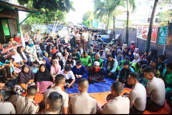 
					Taruna Akpol Gelar Penyuluhan Mudik Aman dan Sosialisasi Layanan 110 di Daan Mogot