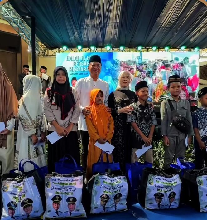 
					Bupati Tulungagung Menggelar Acara Halal Bihalal Sekaligus Santunan Anak Yatim dan Kaum Duafa di Kediaman Pribadinya