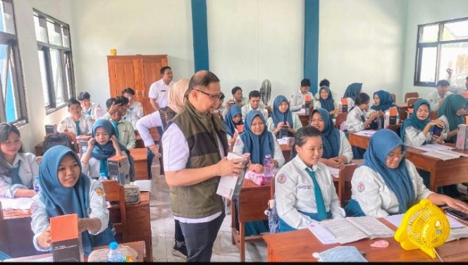 
					Kadisdik Jatim Bagikan Tumbler Kepada Siswa SMAN 1 Boyolangu, Gaungkan Gerakan Kurangi Sampah Plastik