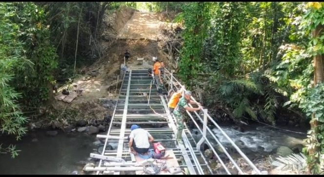 
					Gotong Royong TNI Dan Warga, Pengelasan Besi Pengaman Jembatan Perintis Garuda Terus Dikebut