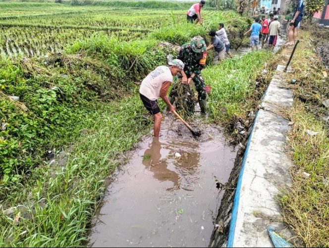 
					Dukung Sektor Pertanian, Babinsa Karang Tengah Bersama Warga Gotong Royong Bersihkan Irigasi